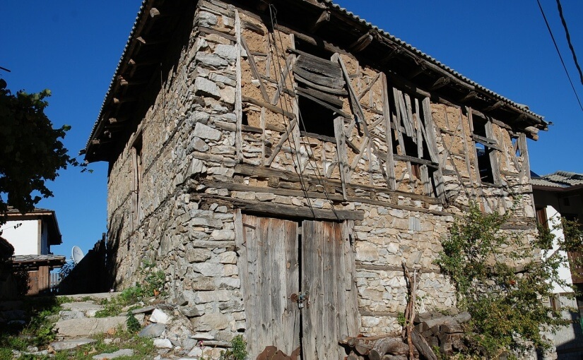 Image of an old dilapitated house